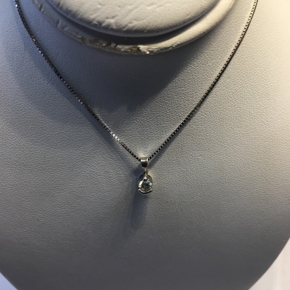 14K white gold diamonds solitaire pendant